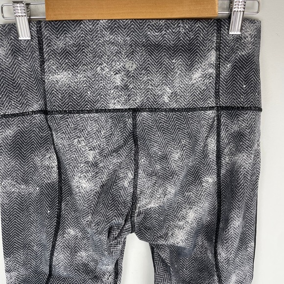 Lululemon Essential Rhythm Crop Legging In Diffusion Black White Size 10 - Picture 9 of 16